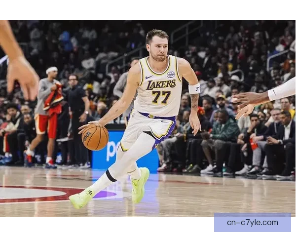 湖人宣东契奇腿筋伤退赛怒踢牌