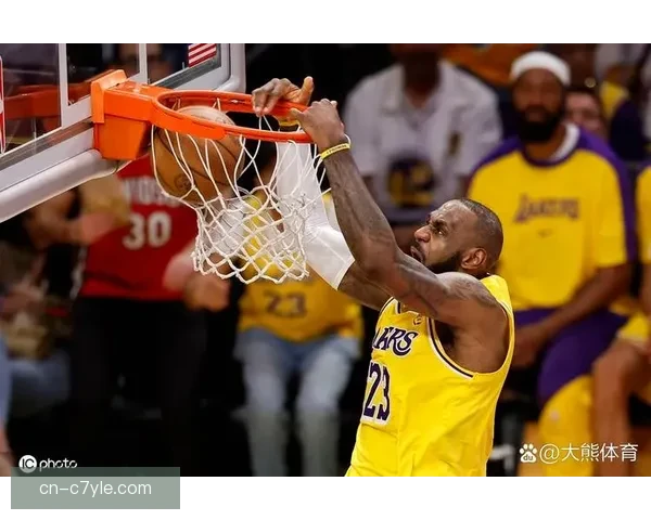 湖人三巨拒快船逆转大胜詹皇狂