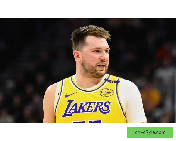 东契奇三双加时湖人险胜